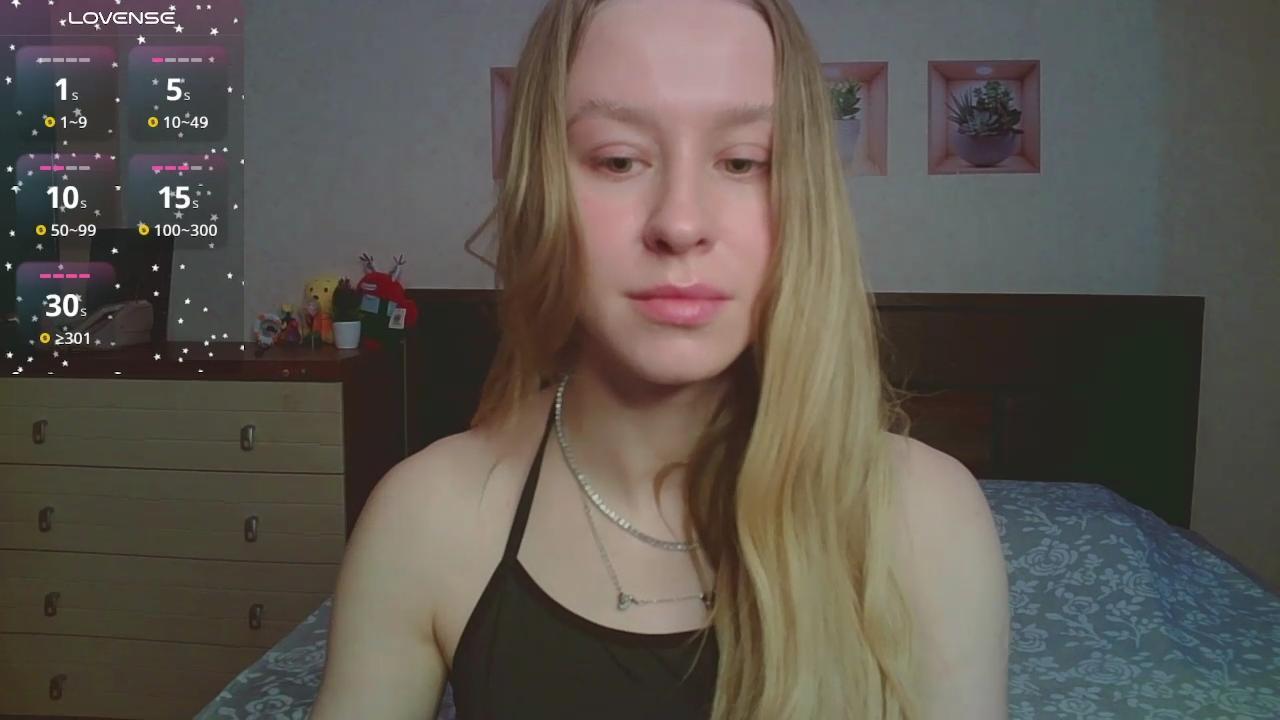 Image of cam model AliceGly from XloveCam
