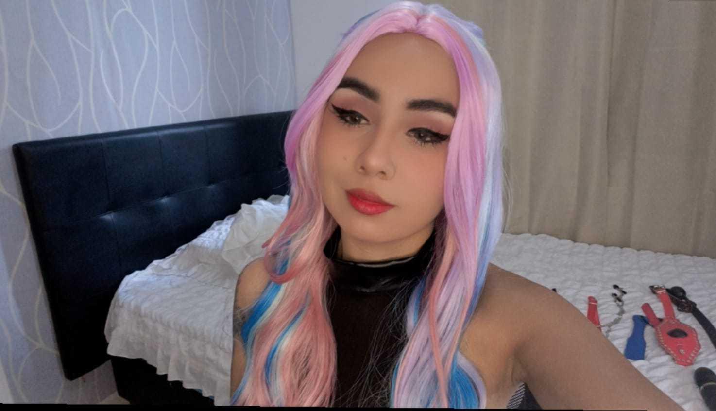 Image of cam model EmilyValk from XloveCam