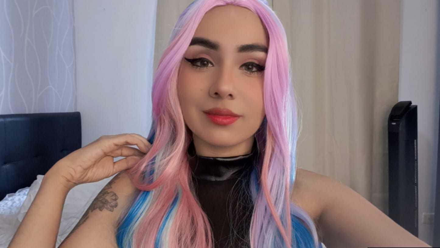 Image of cam model EmilyValk from XloveCam