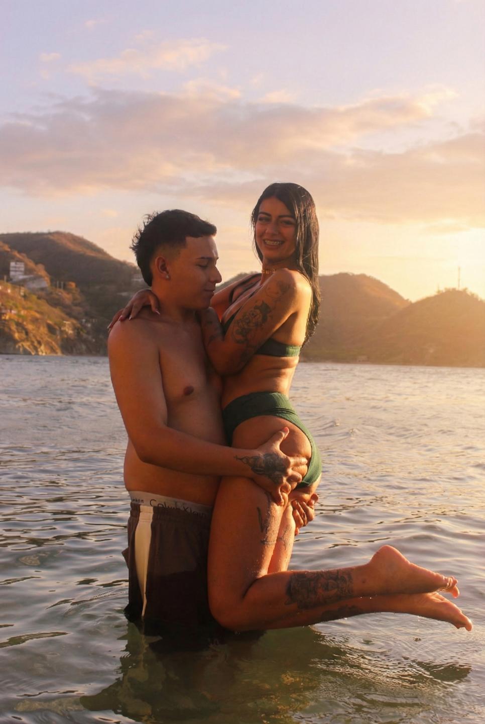 Image of cam model ZairaAndres from XloveCam