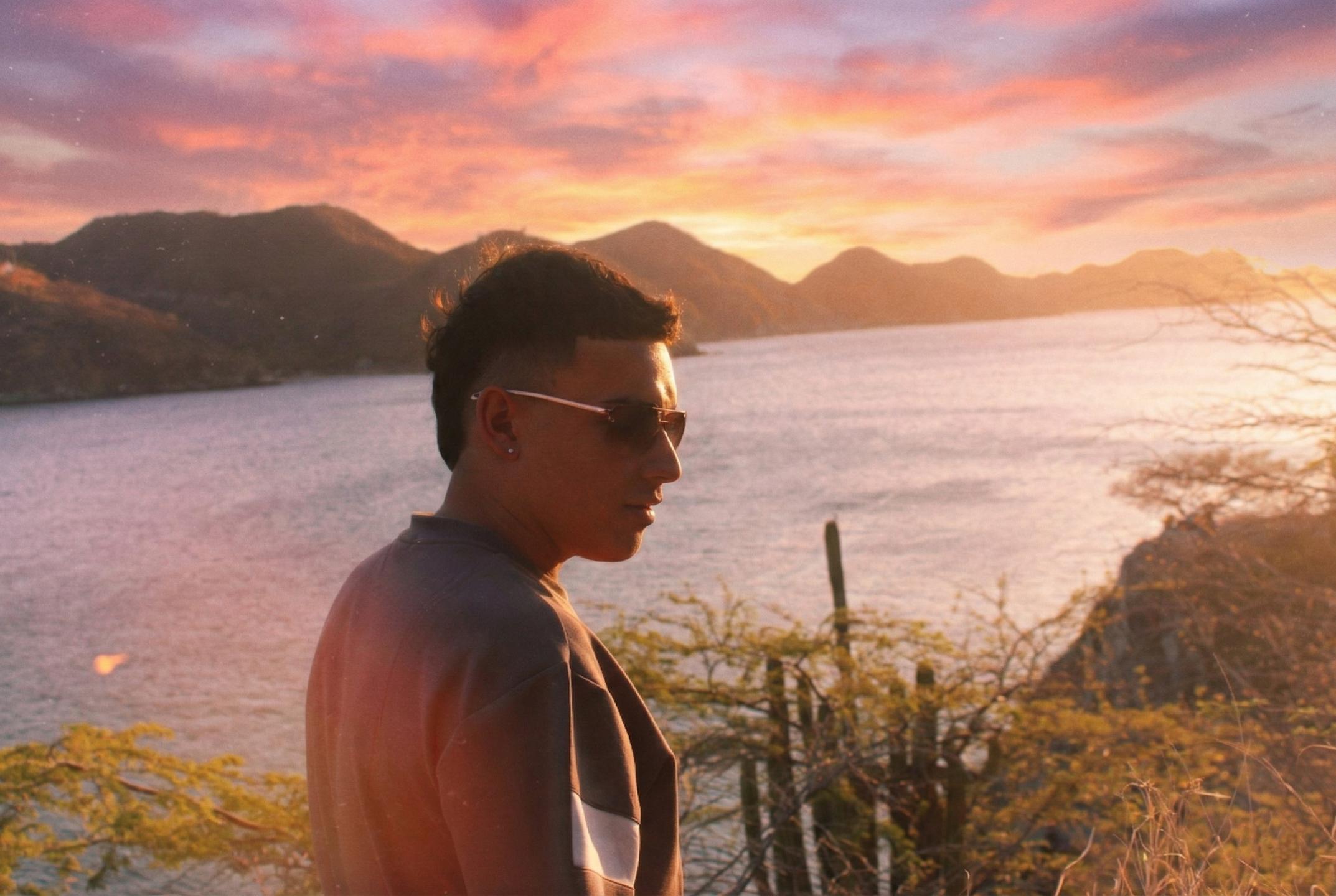 Image of cam model ZairaAndres from XloveCam