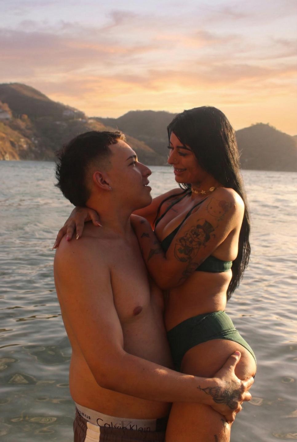 Image of cam model ZairaAndres from XloveCam