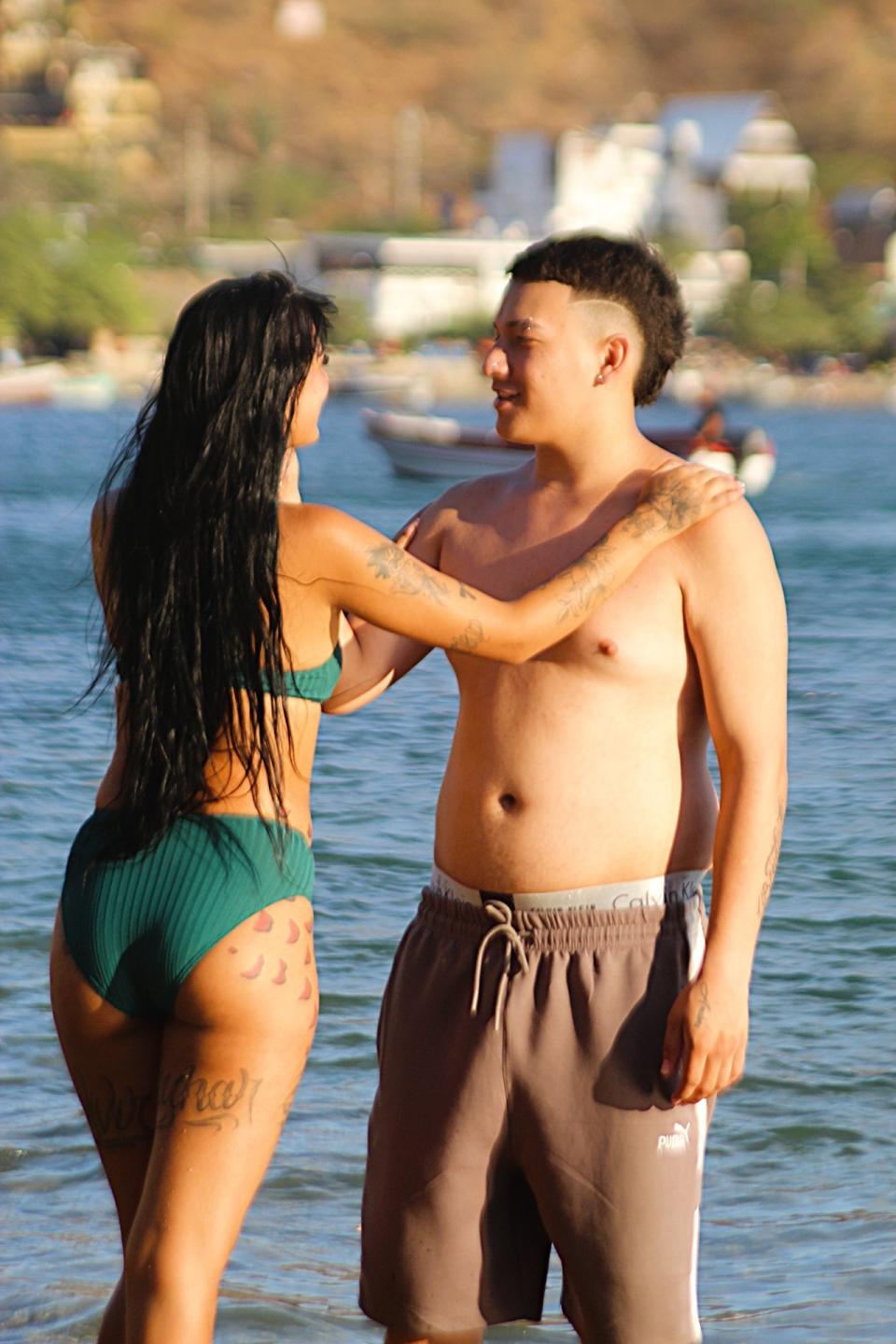 Image of cam model ZairaAndres from XloveCam