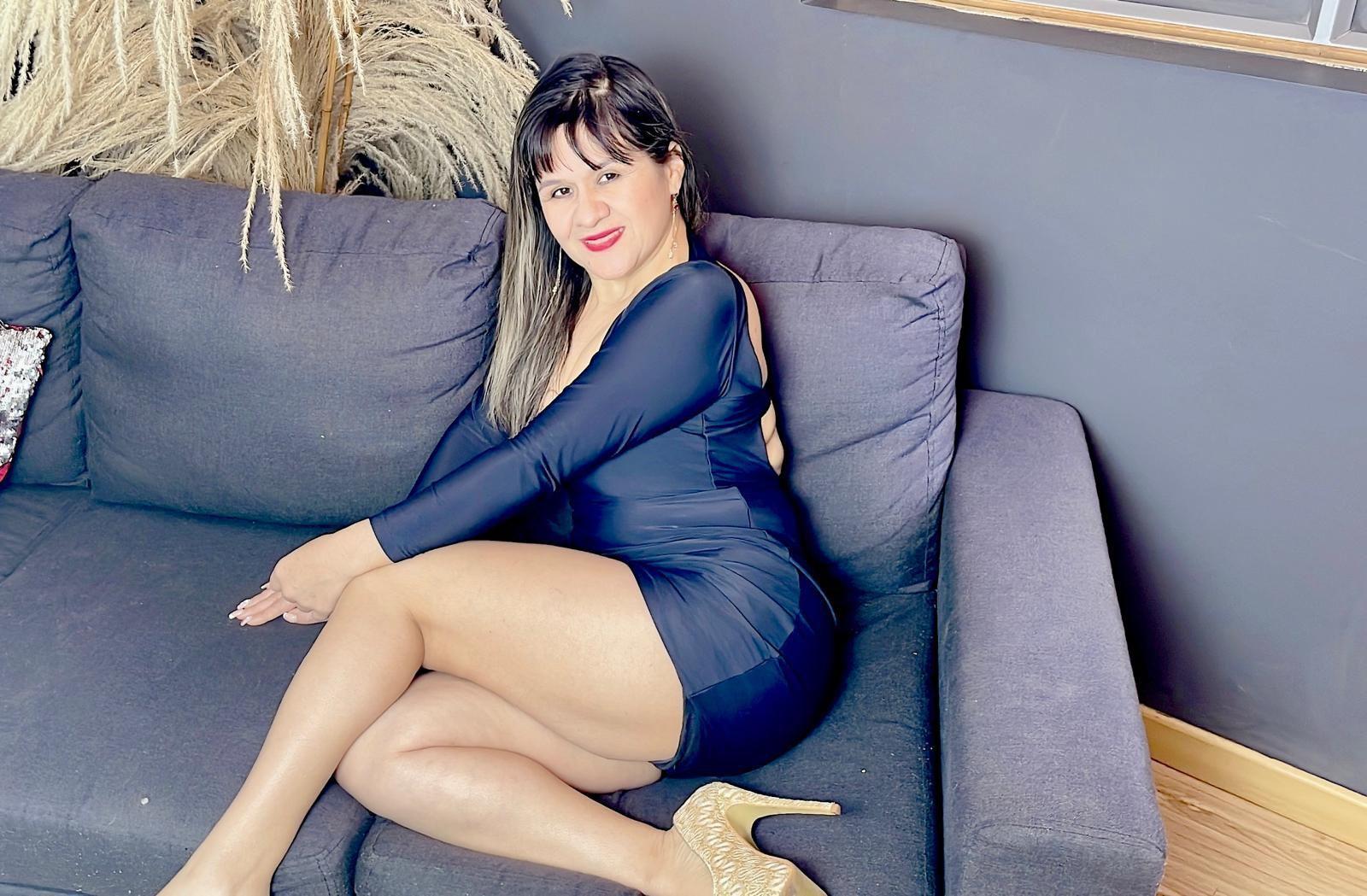 Image of cam model SophySheikh from XloveCam