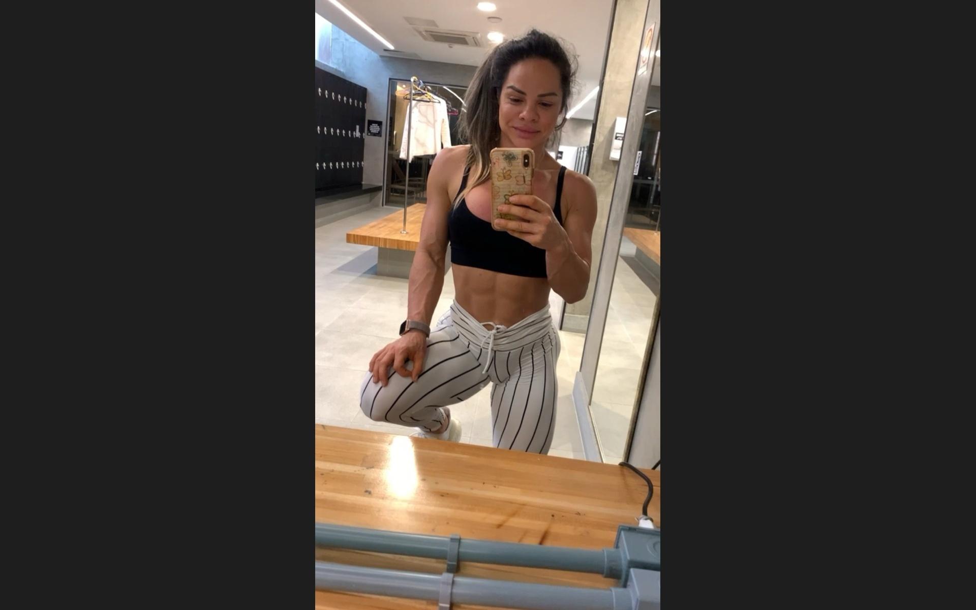 Image of cam model MiaBansolin from XloveCam