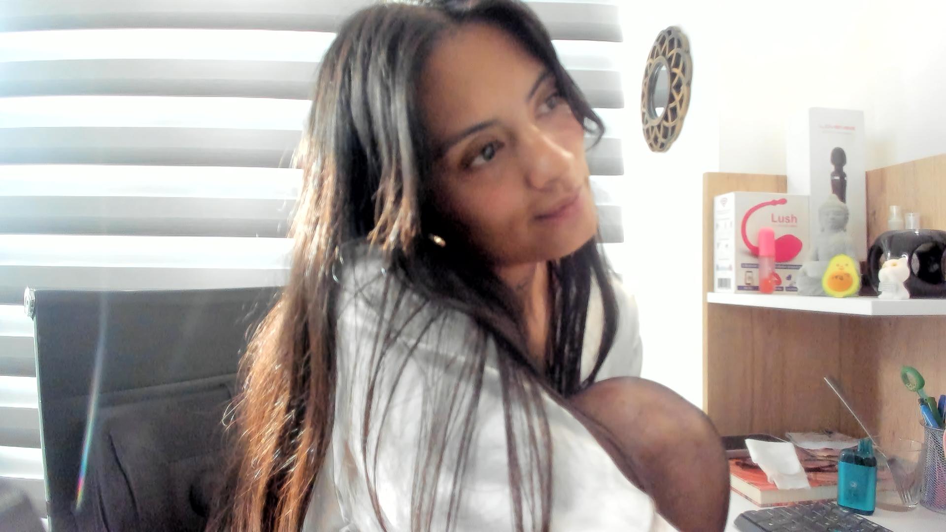 Image of cam model NiaWhitee from XloveCam