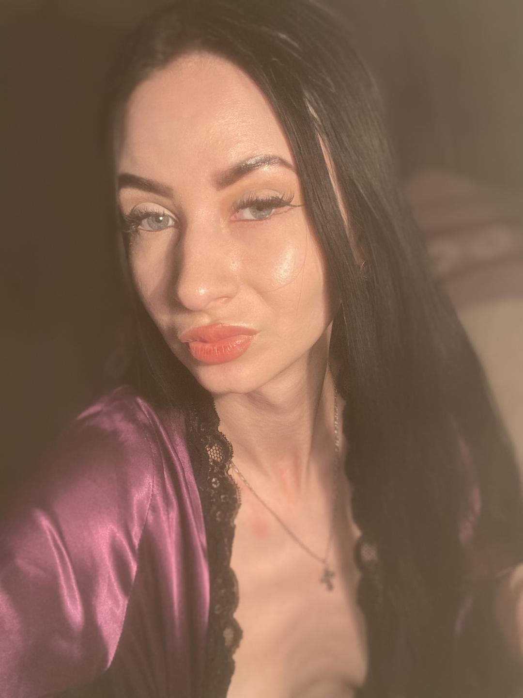 Image of cam model StarrySiren from XloveCam