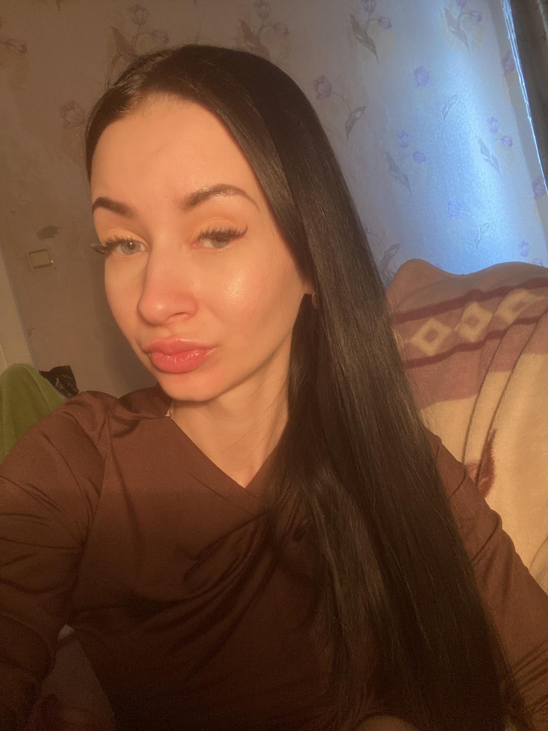 Image of cam model StarrySiren from XloveCam