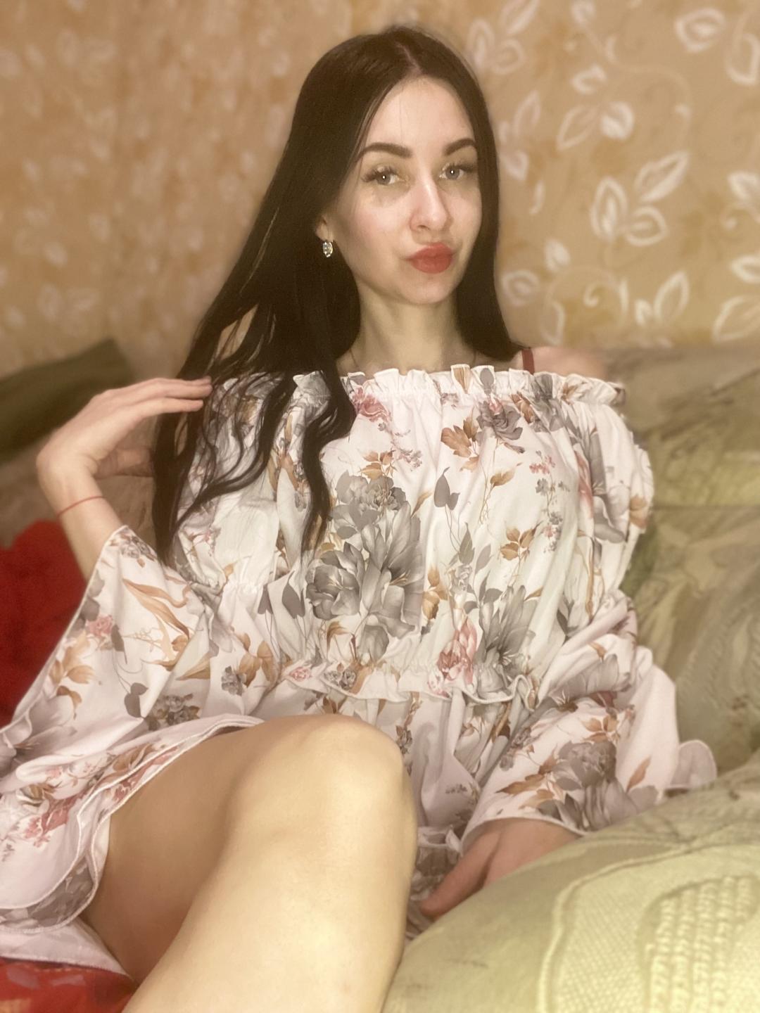 Image of cam model StarrySiren from XloveCam