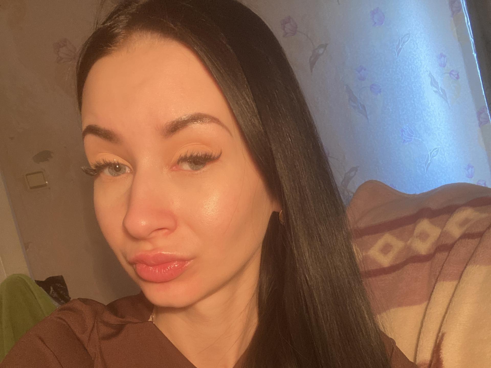 Image of cam model StarrySiren from XloveCam