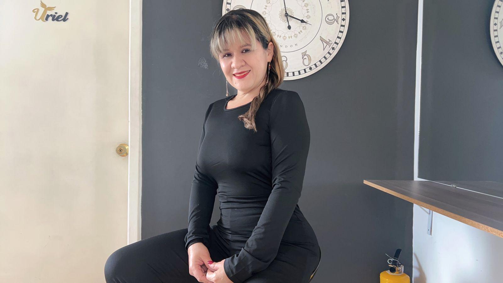 Image of cam model SophySheikh from XloveCam