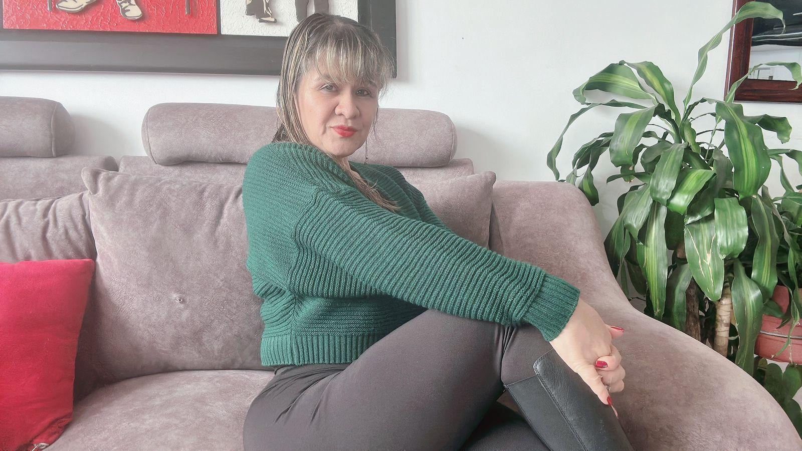 Image of cam model SophySheikh from XloveCam