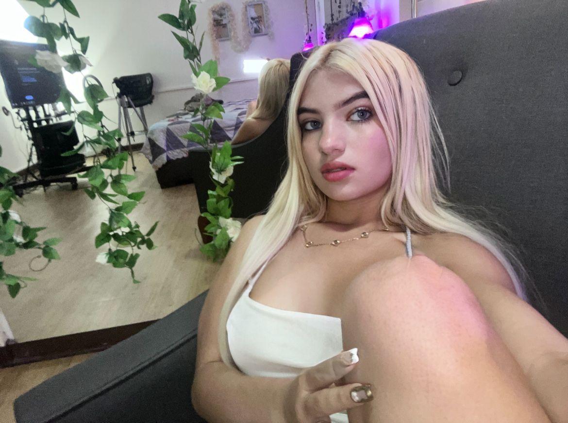 Image of cam model SabrinaColle from XloveCam