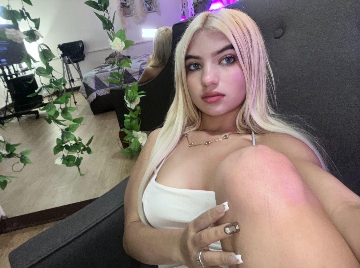 Image of cam model SabrinaColle from XloveCam