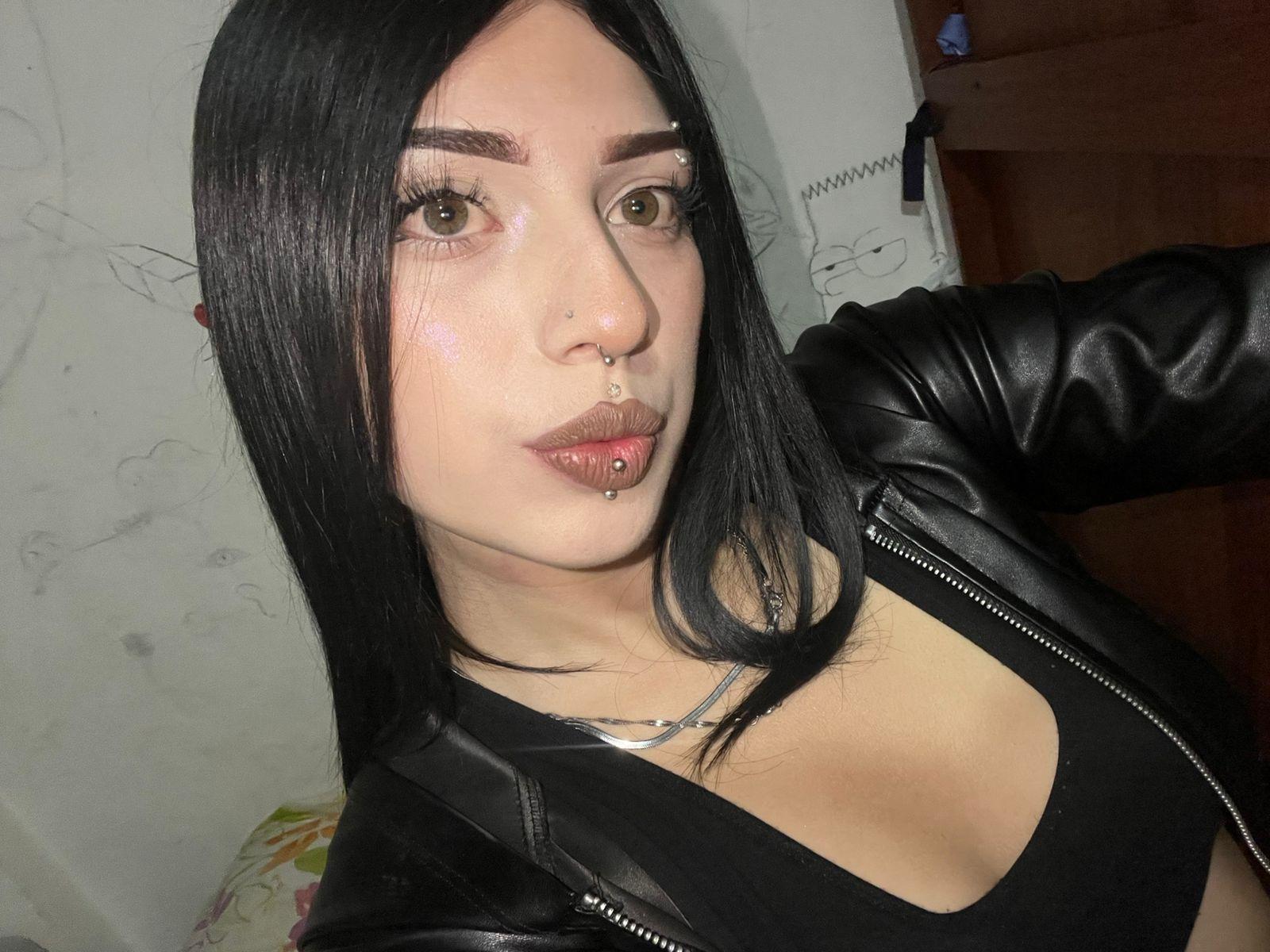 Image of cam model IsabellaaRossi from XloveCam