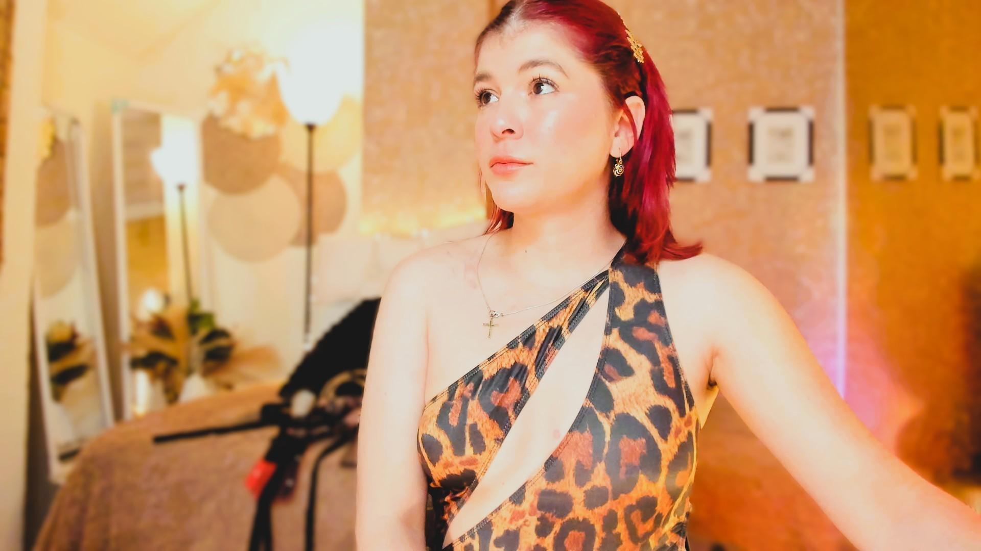 Image of cam model MoonXVelvet from XloveCam