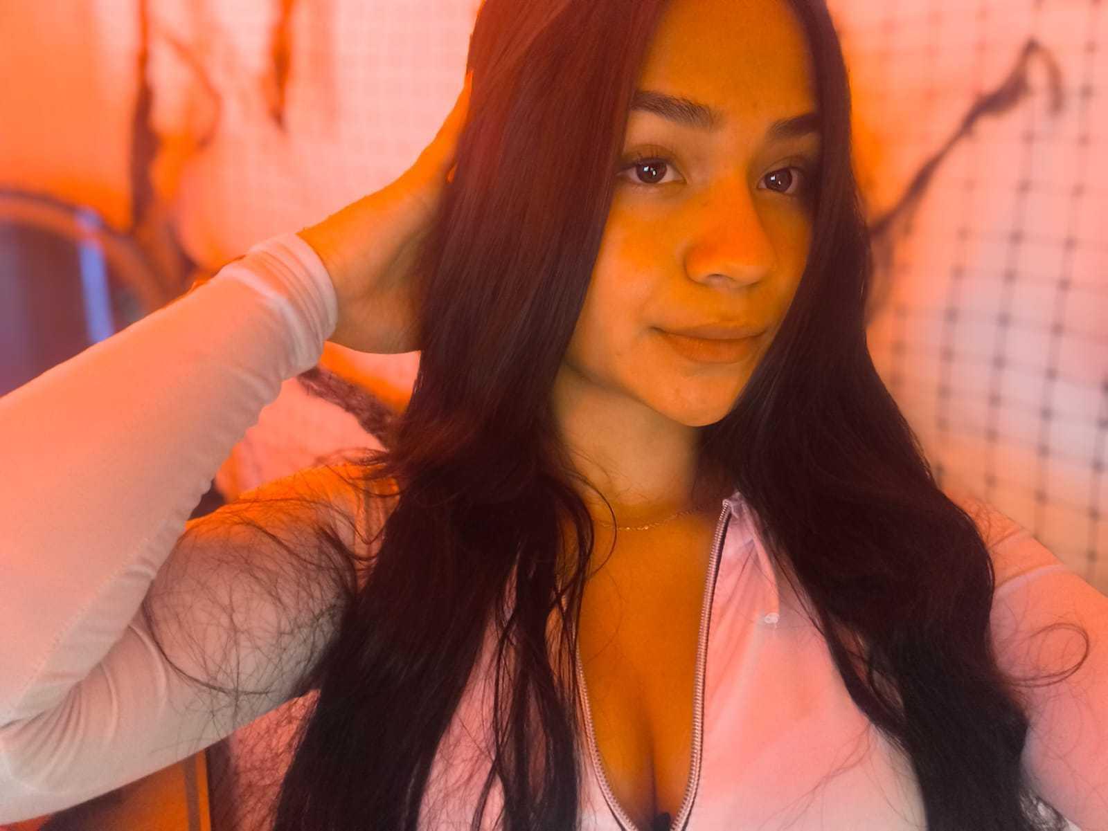 Image of cam model RouxiMori from XloveCam