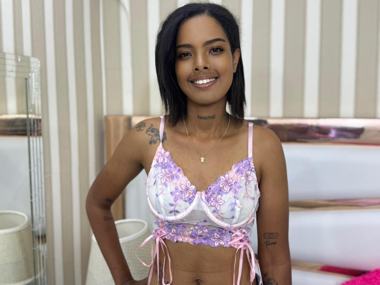 Image of cam model EloiseMillers from XloveCam