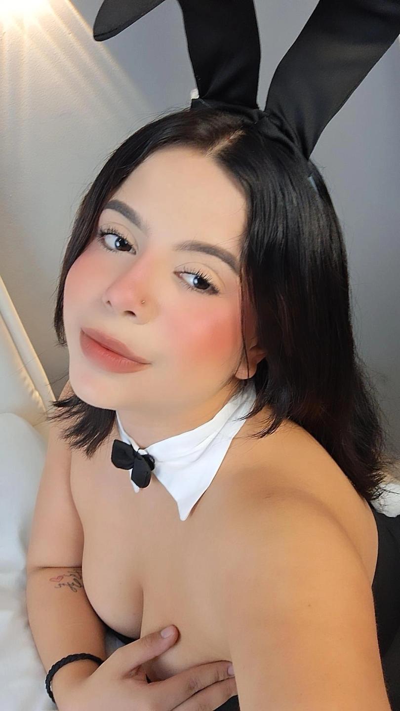 Image of cam model MelaniWare from XloveCam