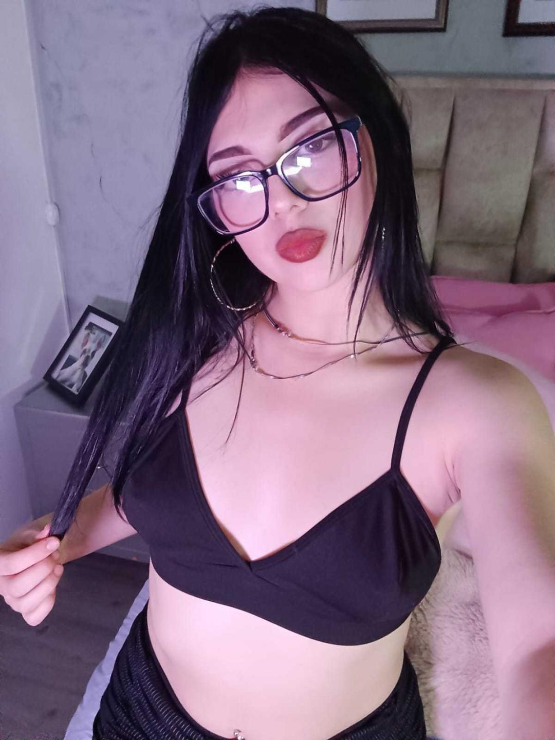 Image of cam model IsabellaaRossi from XloveCam