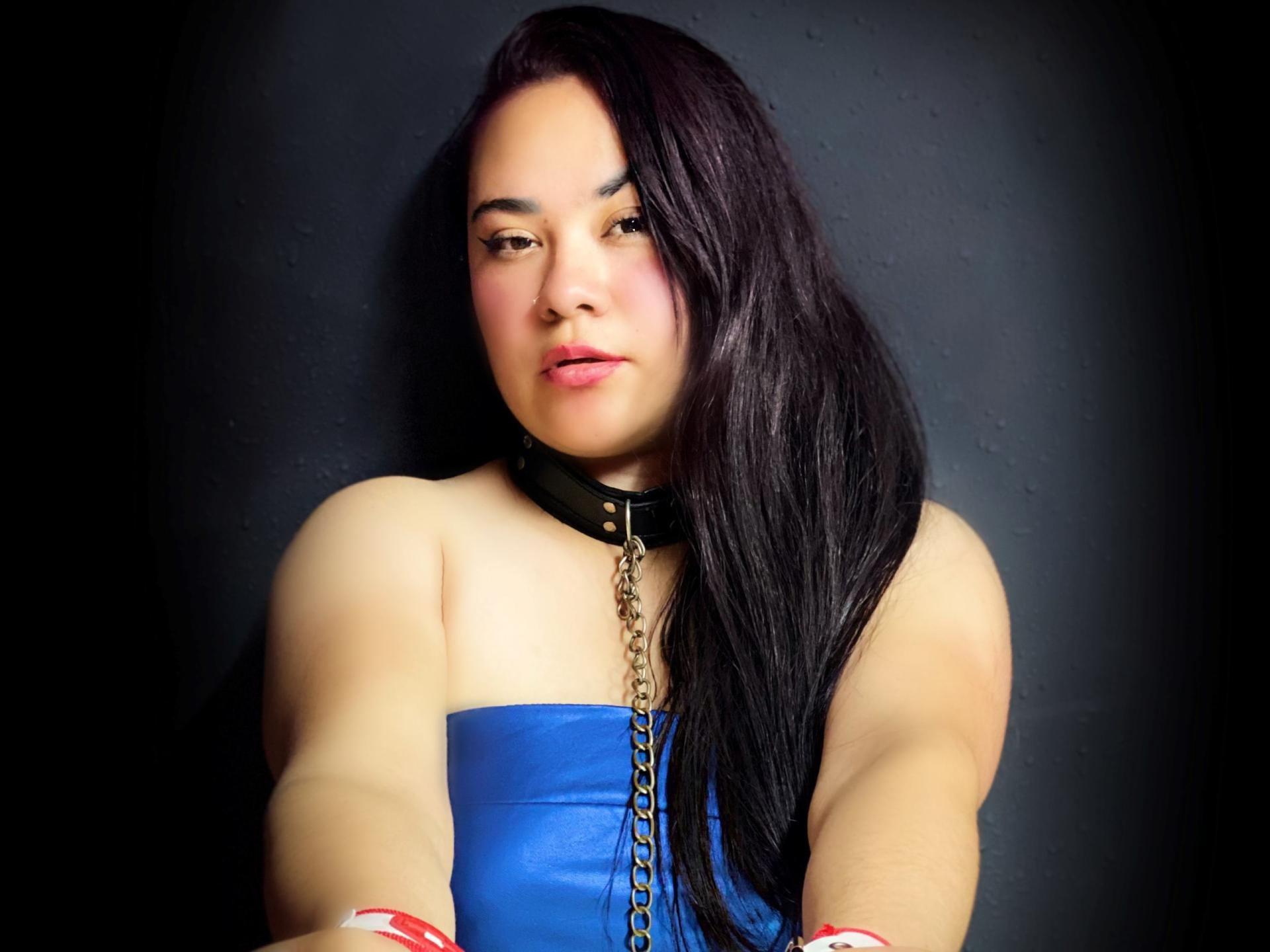 Image of cam model LillyRous from XloveCam