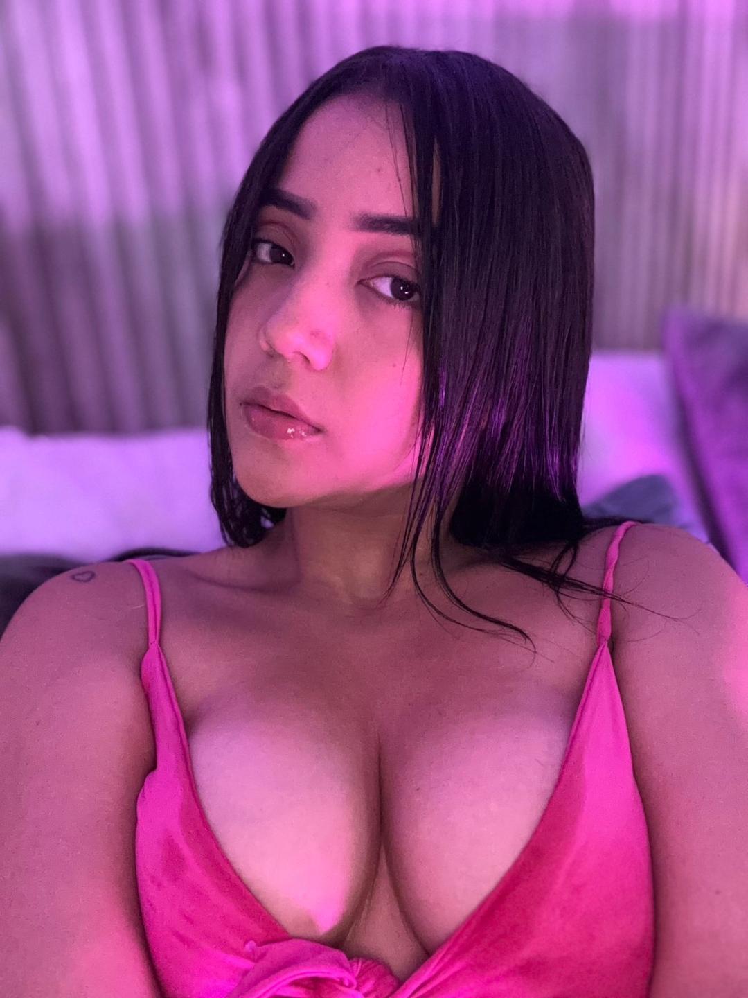 Image of cam model IvoneSanz from XloveCam