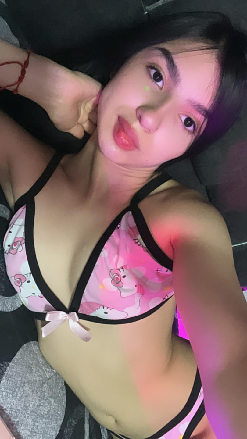 Image of cam model MilanMoon from XloveCam