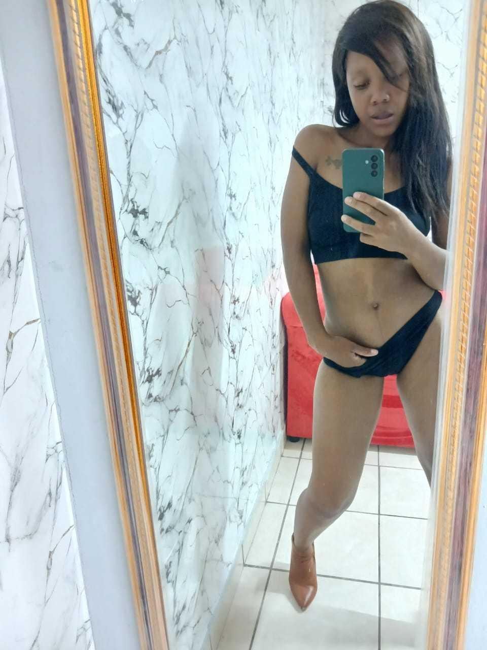 Image of cam model YellowBonePutty from XloveCam