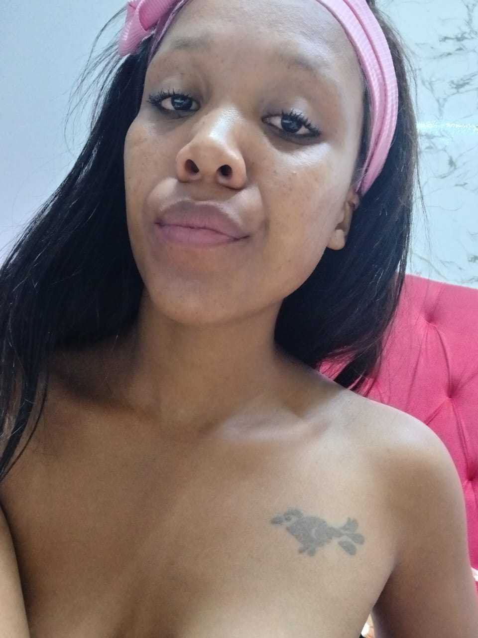 Image of cam model YellowBonePutty from XloveCam