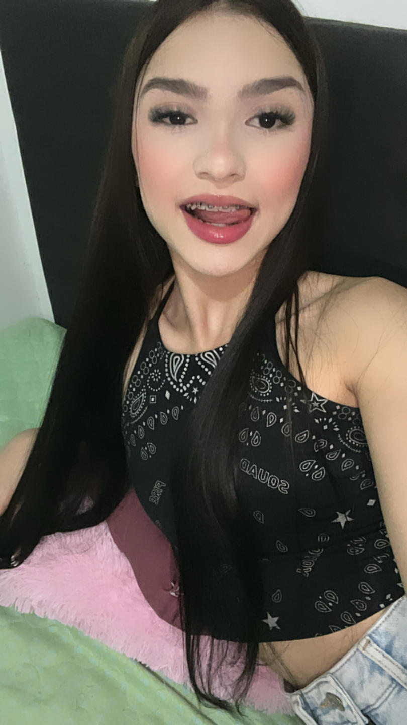 Image of cam model MilanMoon from XloveCam