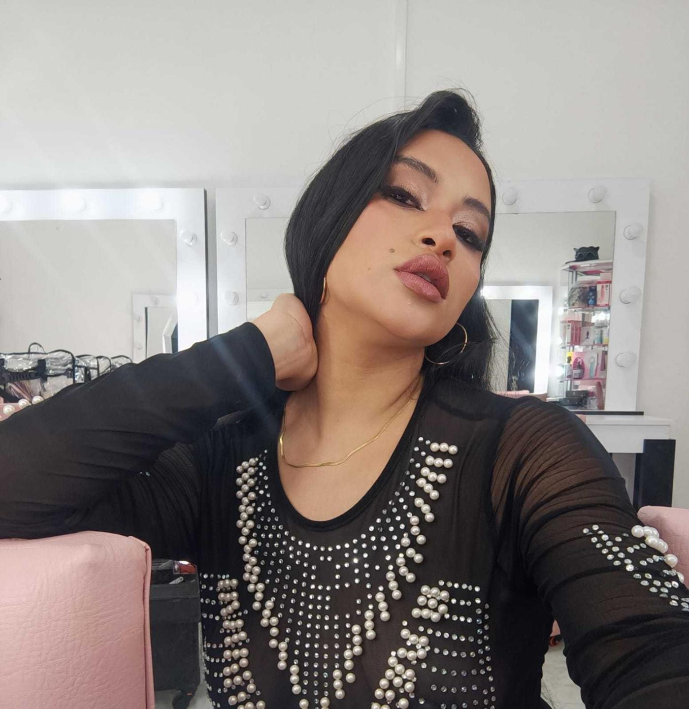 Image of cam model AdalinaVera from XloveCam