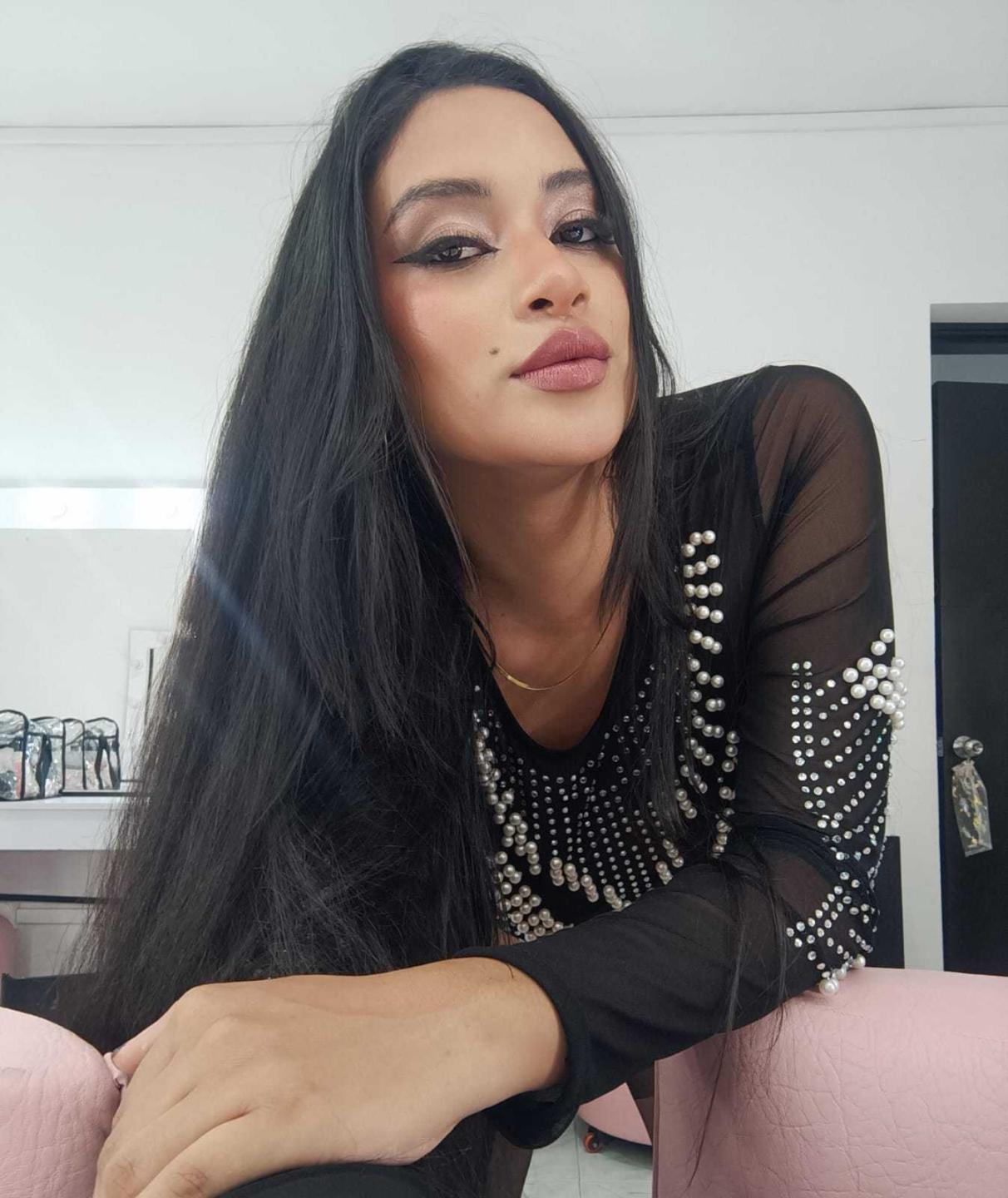 Image of cam model AdalinaVera from XloveCam