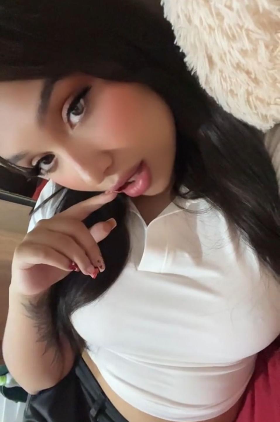 Image of cam model BelleLane from XloveCam