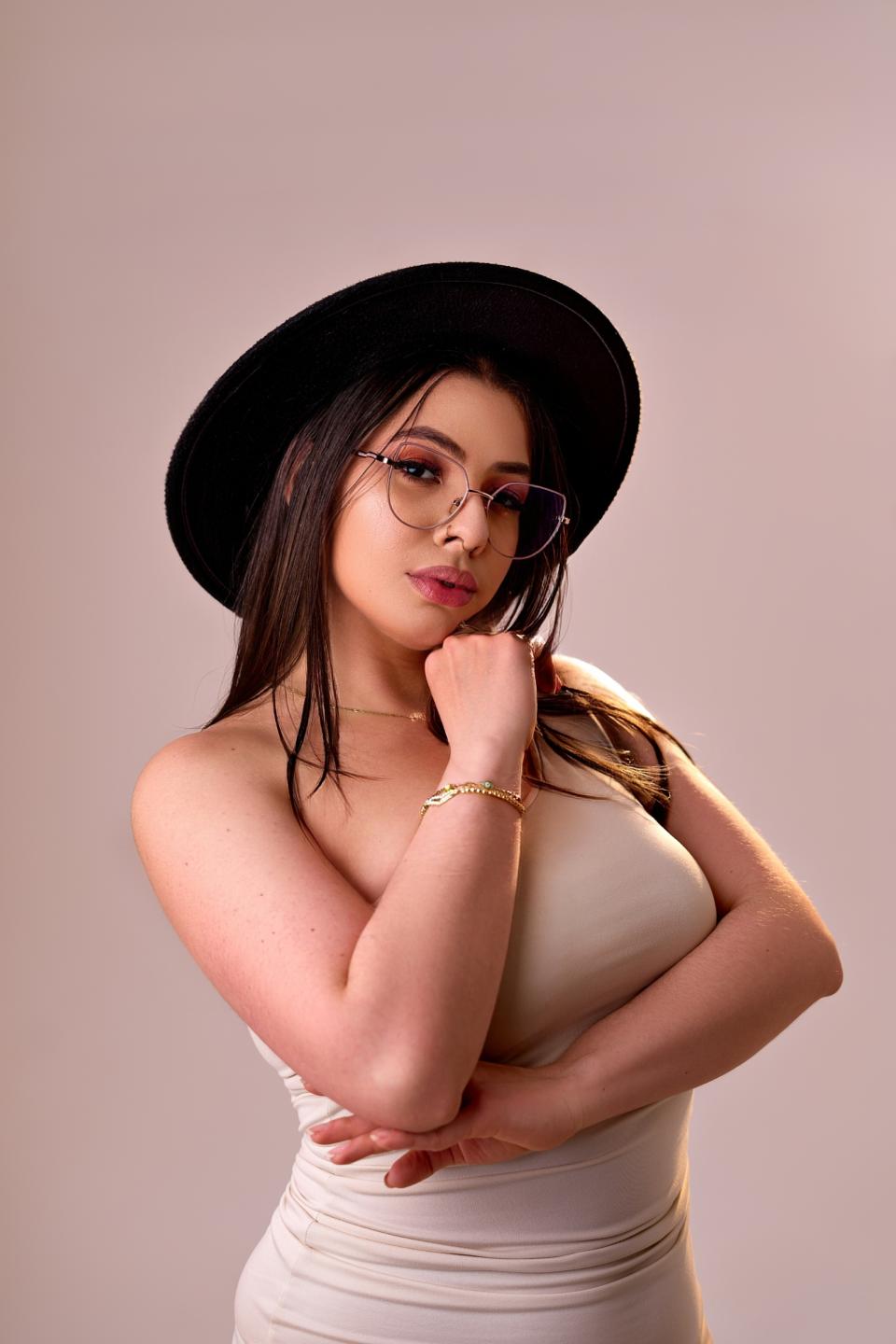 Image of cam model VanessaClose from XloveCam