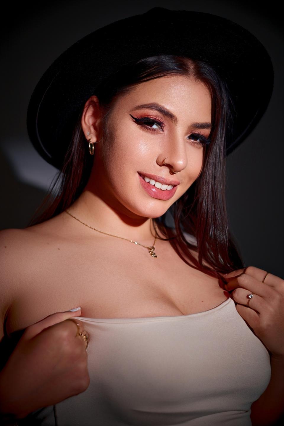 Image of cam model VanessaClose from XloveCam