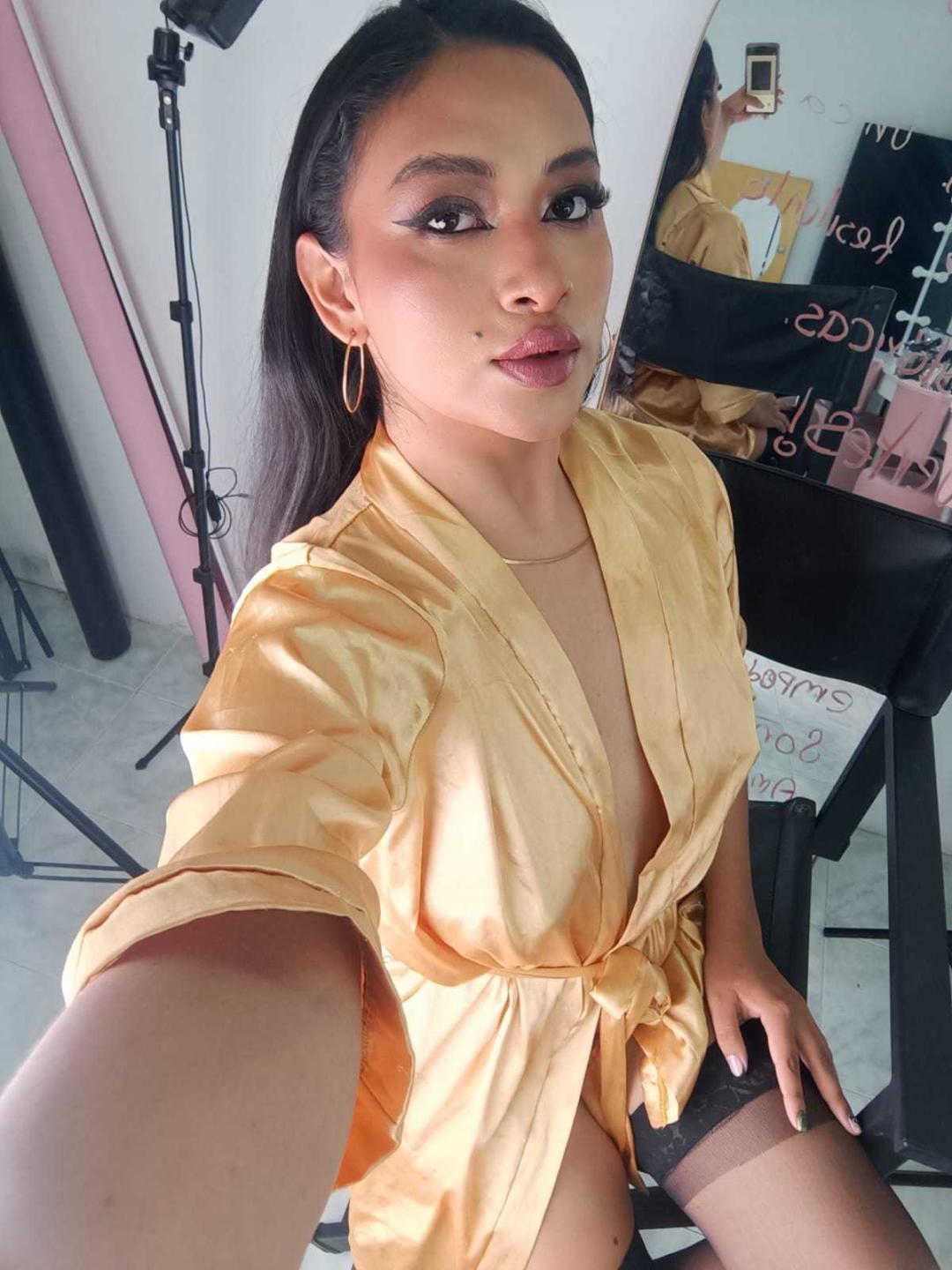 Image of cam model AdalinaVera from XloveCam