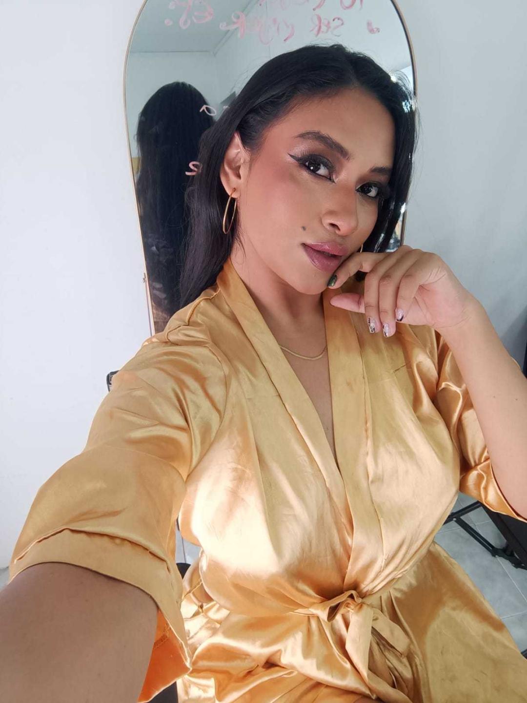 Image of cam model AdalinaVera from XloveCam