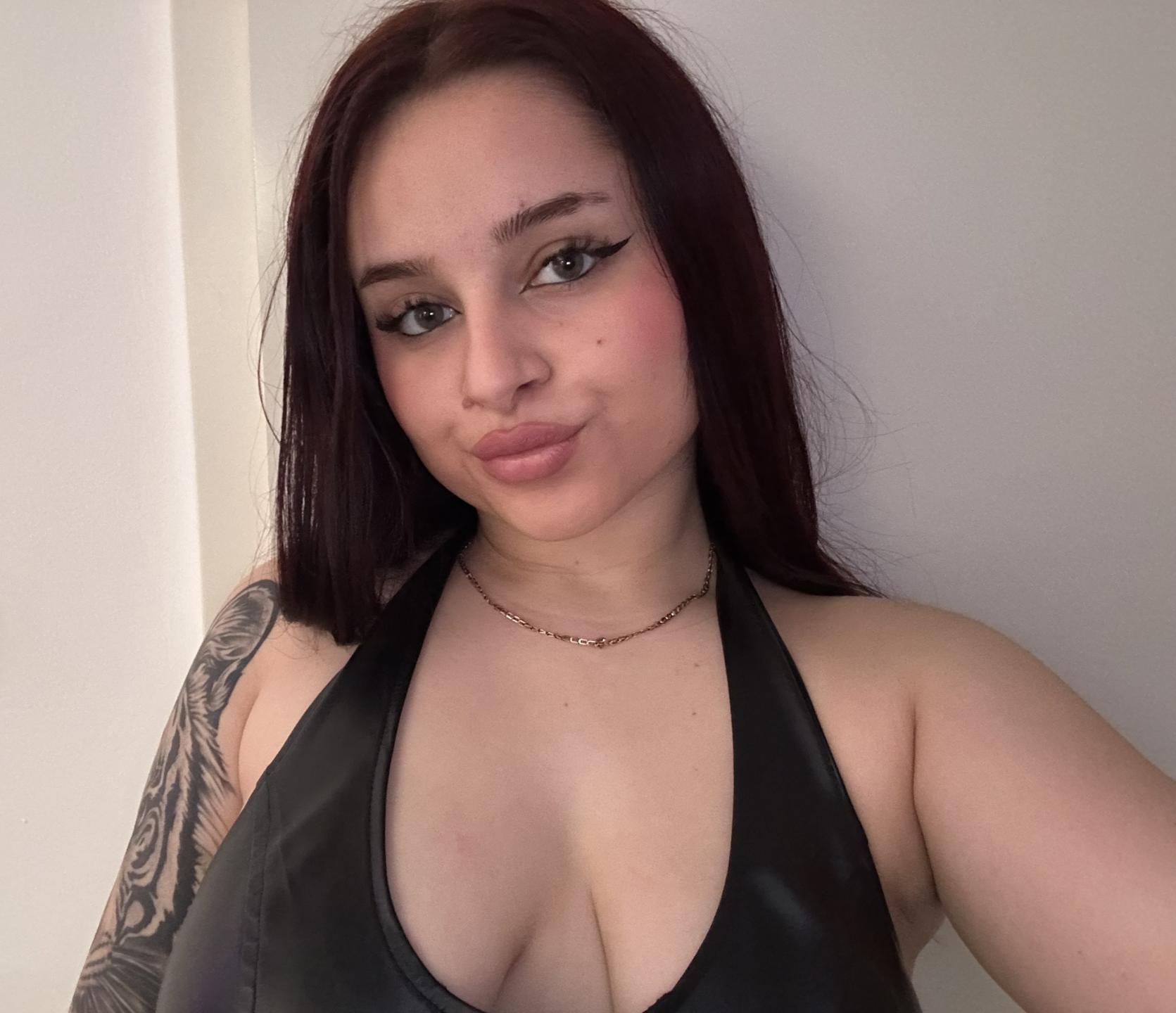 Image of cam model LucieRed from XloveCam