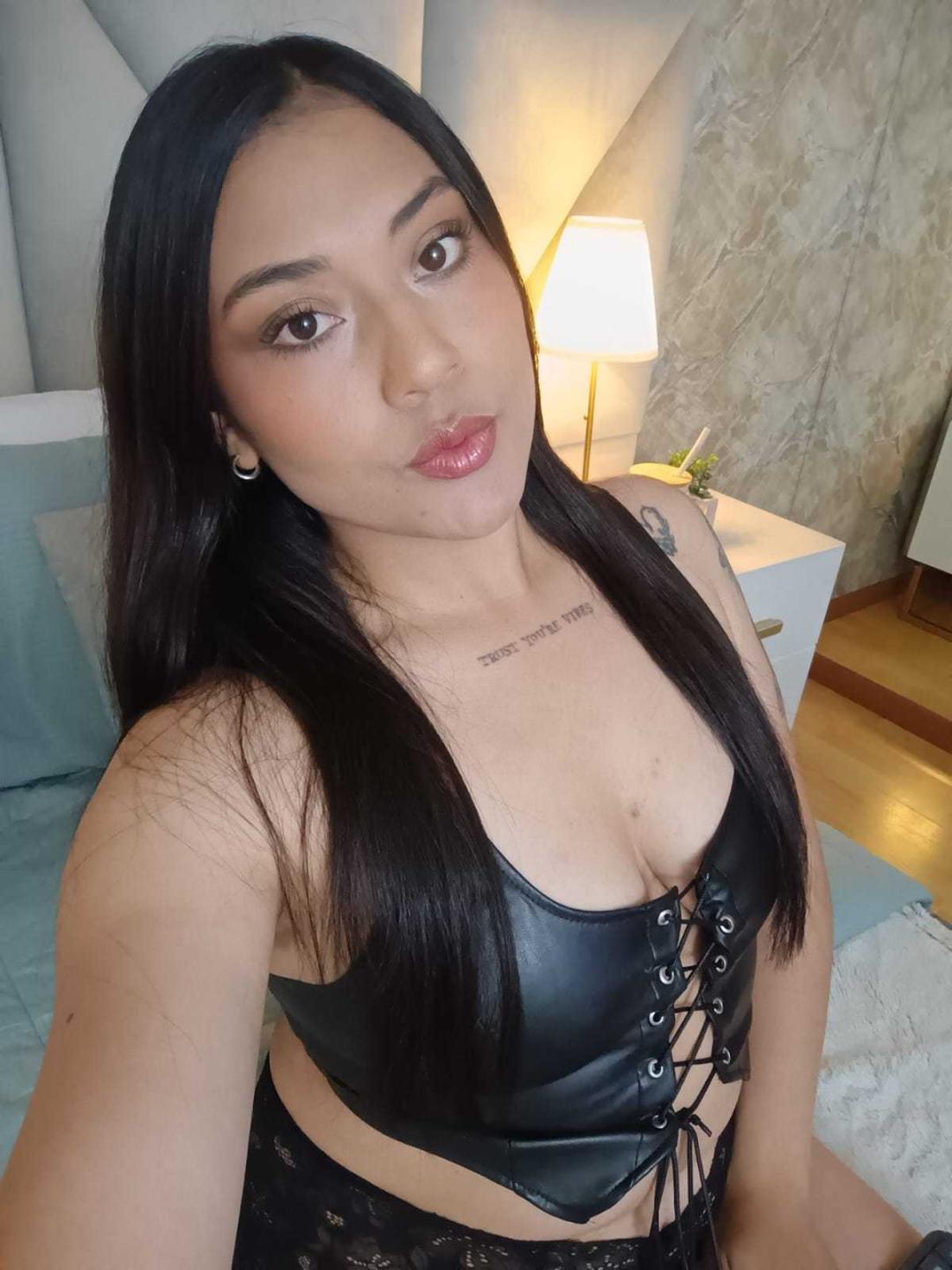 Image of cam model SofiiaHenao from XloveCam