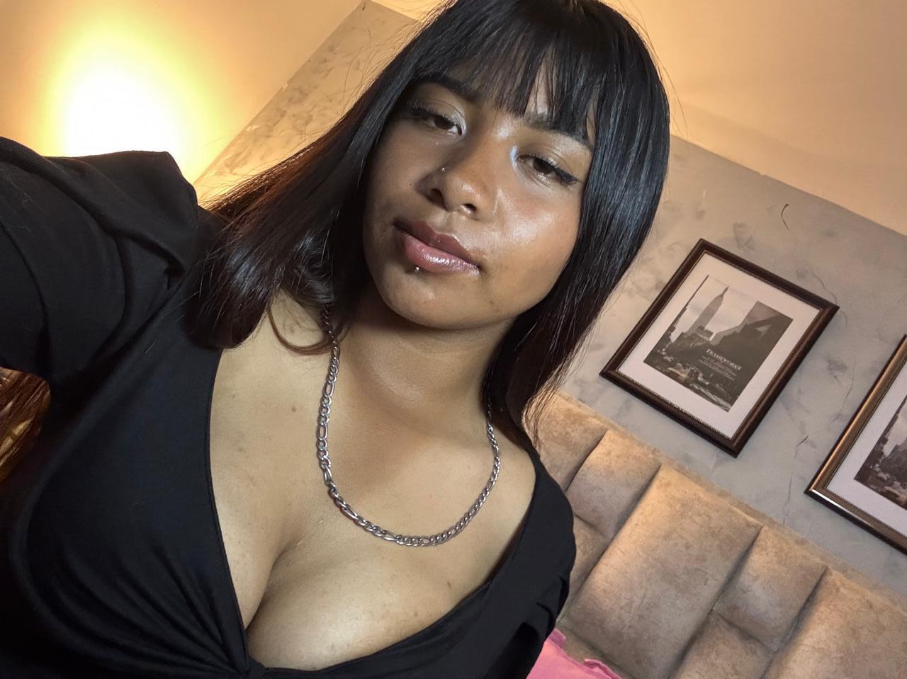 Image of cam model NahomyNoir from XloveCam