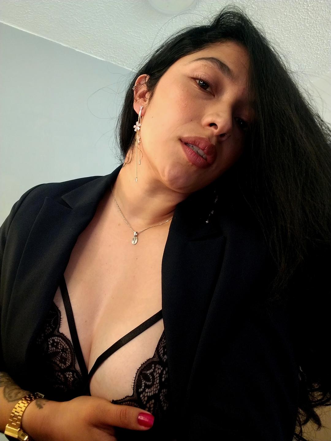Image of cam model ChantalBernadette from XloveCam