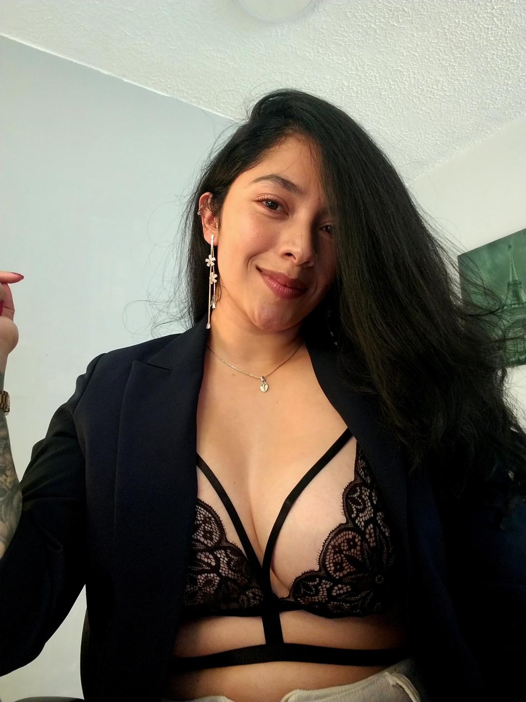 Image of cam model ChantalBernadette from XloveCam