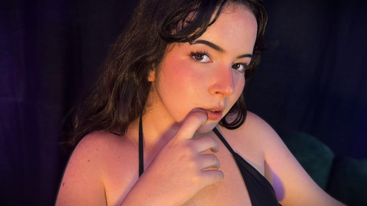 Image of cam model AliinaFontaine from XloveCam