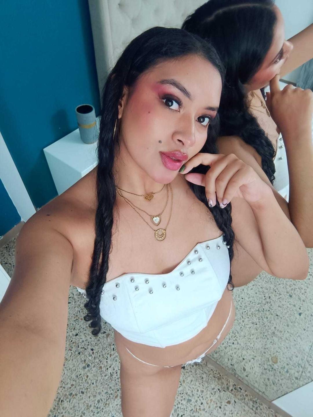 Image of cam model AdalinaVera from XloveCam