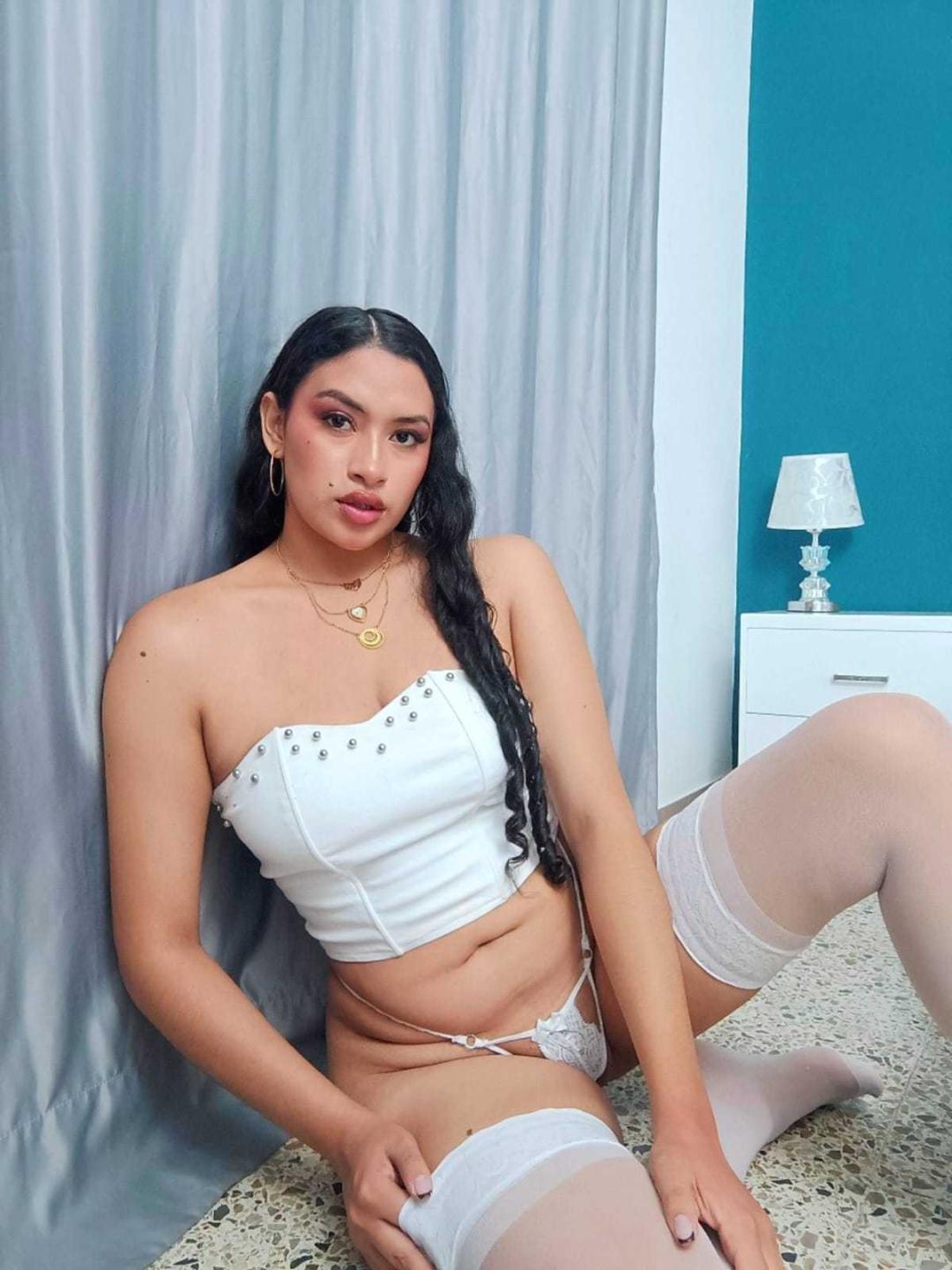 Image of cam model AdalinaVera from XloveCam