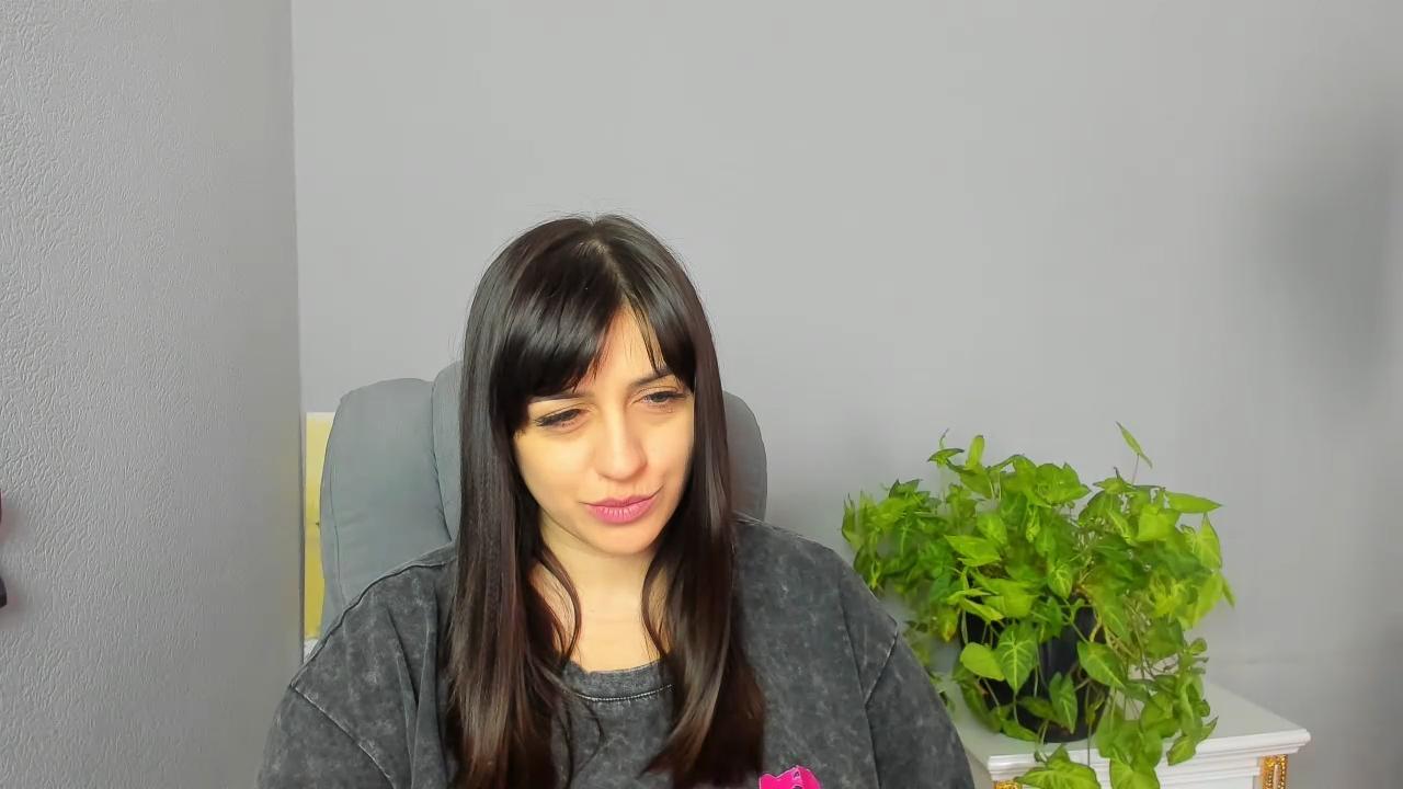 Image of cam model Sheidi from XloveCam