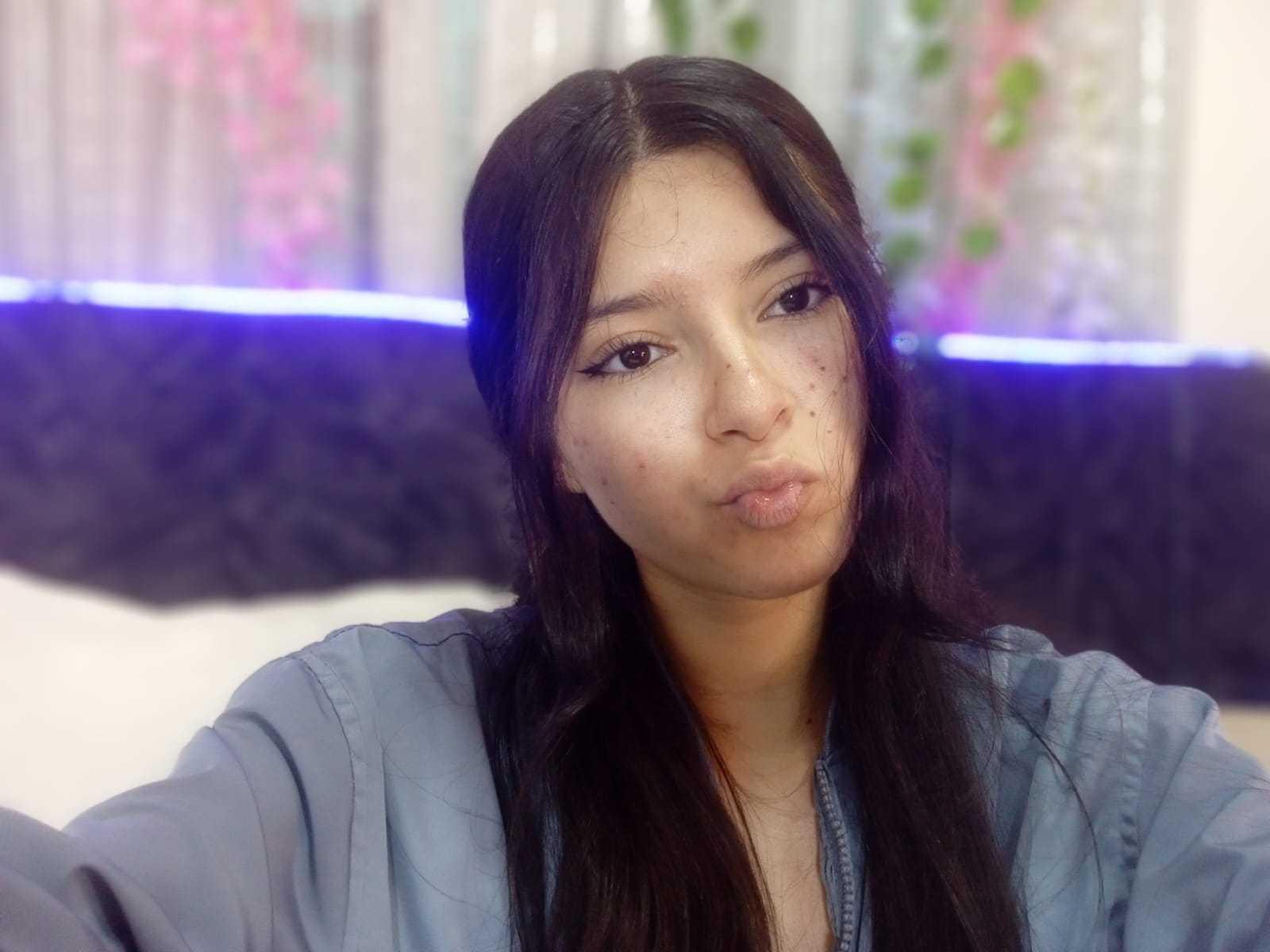 Image of cam model EmiSchwarz from XloveCam