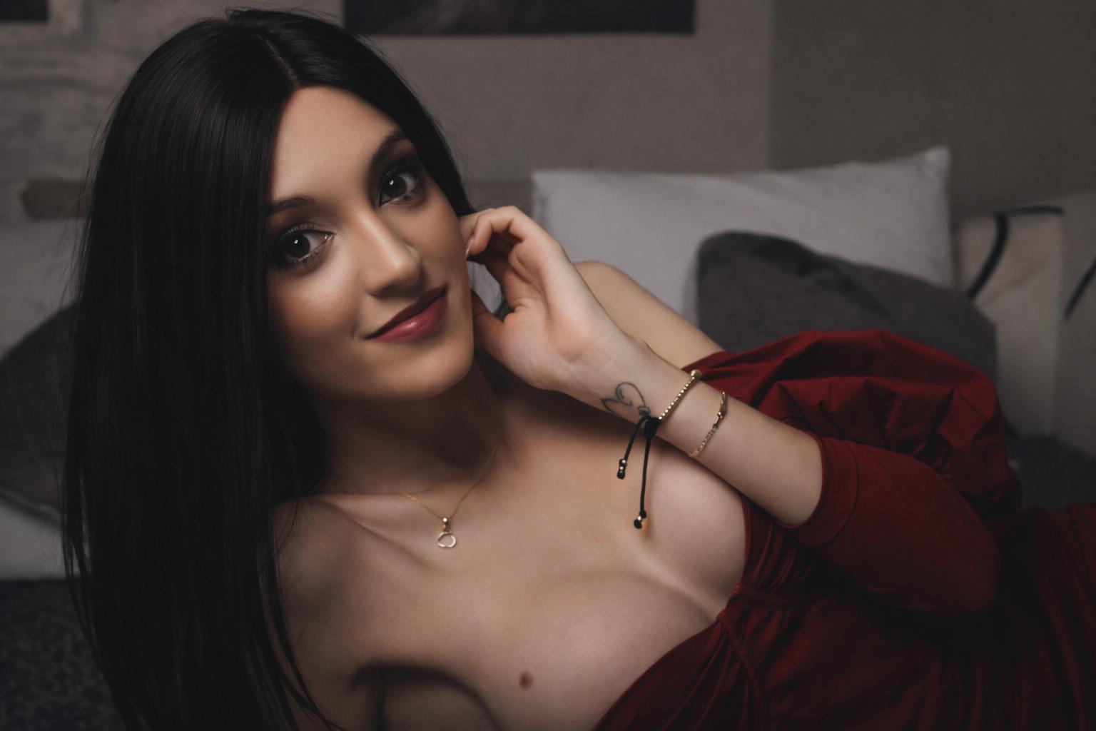 Image of cam model MaiaMoxie from XloveCam