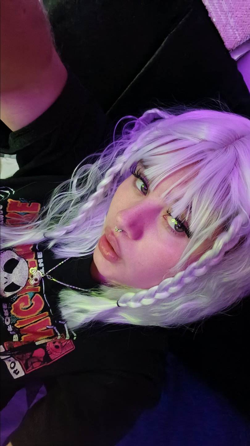 Image of cam model MoonBluee from XloveCam