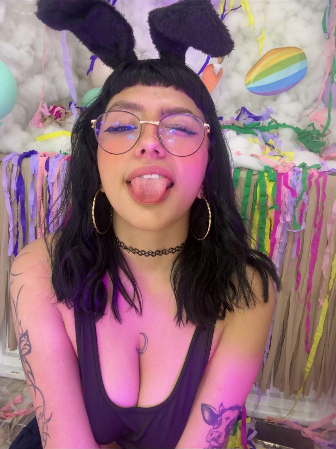 Image of cam model CuteH from XloveCam